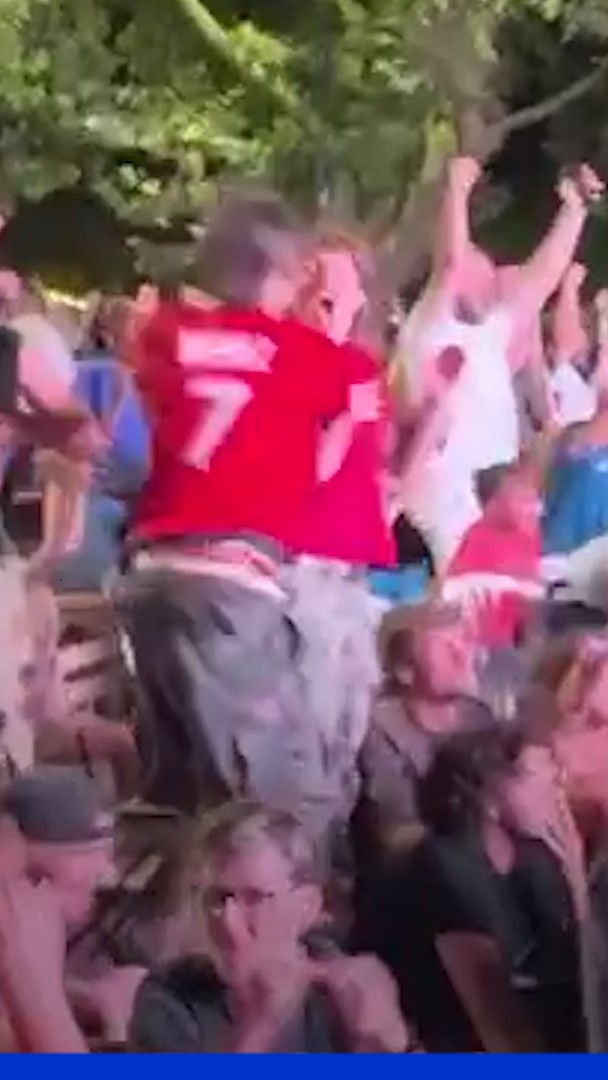 🎉 La joie des supporters français après l'ouverture du score des Bleus face au Maroc