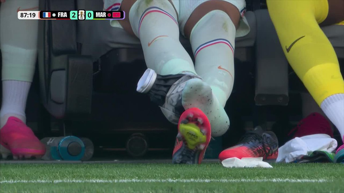 Mbappé con HIELO EN SU TOBILLO, en el banco de suplentes... ‼️