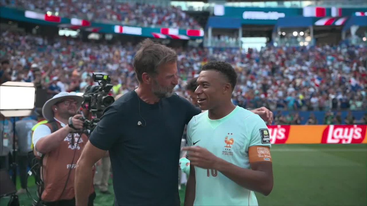 ¡Momentazo de Klopp y Mbappé tras la clasificación de Francia! La sonrisa de ambos lo dice todo... ⚽ #ESPNMundial 📺 Mirá los mejores partidos de la #FIFAWorldCup por ESPN, en el Plan Premium de #DisneyPlus