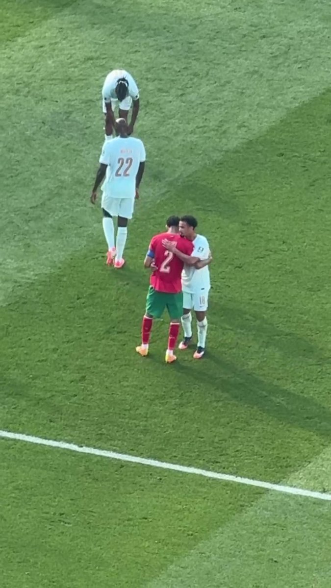 🇲🇦🤝🇫🇷 Les Bleus réconfortent Achraf Hakimi au coup de sifflet final.