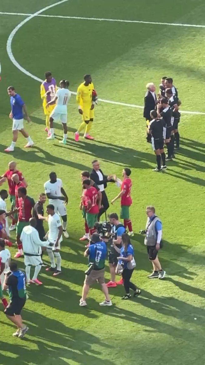🇲🇦👏 La tête haute. Mohamed Ouahbi félicite ses joueurs après leur remarquable parcours.