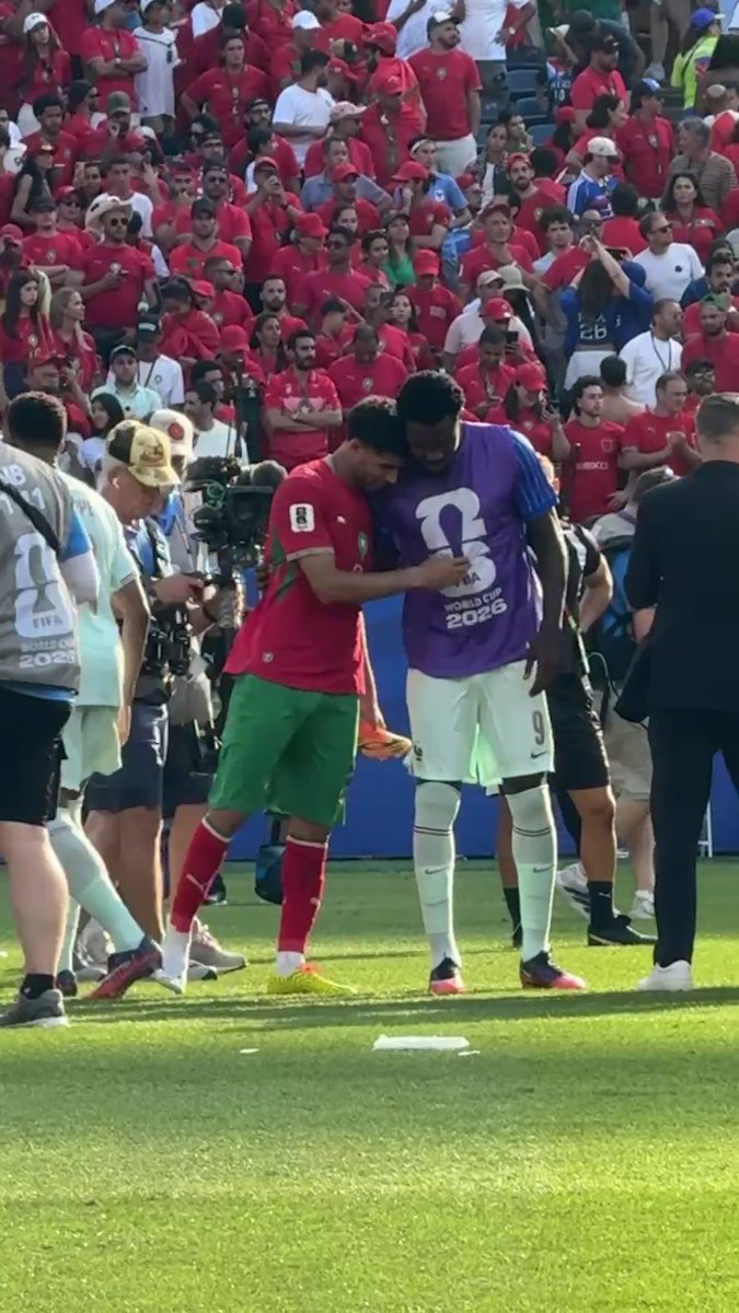Fair-play : les Bleus réconfortent Achraf Hakimi et les Lions de l'Atlas après leur magnifique parcours. 🇲🇦🤝🇫🇷
