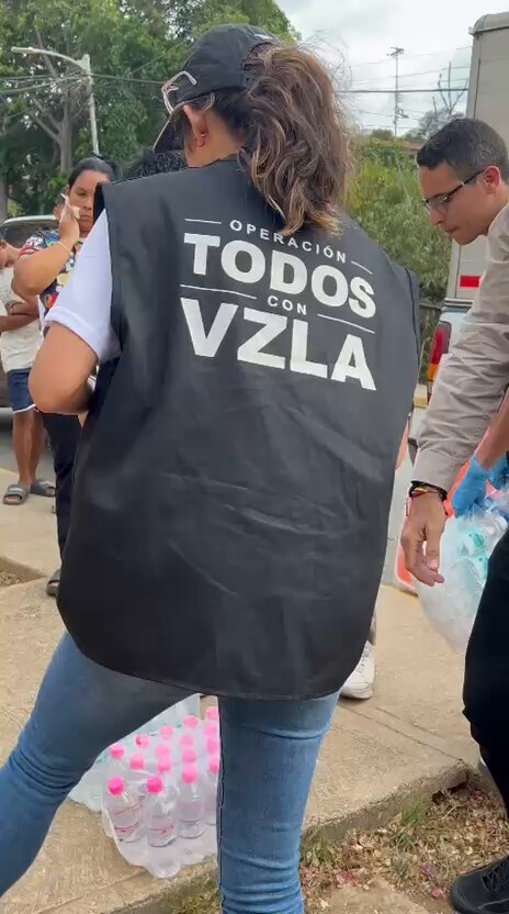 #TodosConVzla | Desplegamos una nueva jornada de asistencia en Vista al Mar Arrecife para entregar agua potable, medicamentos e insumos de primera necesidad a las familias afectadas por la contingencia en Vargas. 🚰🩺📦 Frente a las dificultades, la solidaridad civil se mantiene firme y activa en el terreno. ¡NOS TENEMOS!