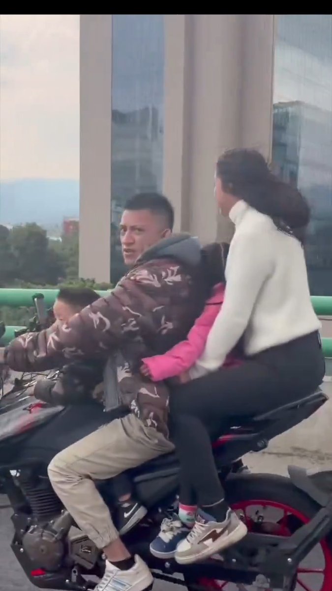 Con dos niños a bordo, sin casco ni protección, una familia de cuatro integrantes fue grabada circulando en una motocicleta sobre el segundo piso de #Periférico, en la #CDMX.