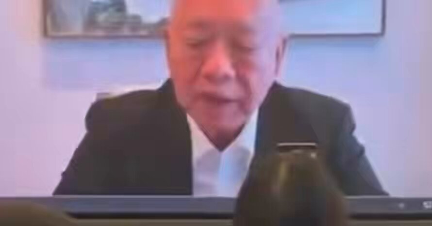丘成桐：中国AI不必追随美国路径，可重点做小型模型，通过数学能力优化，大幅降低算力消耗和投资规模。美国硅谷目前走的是典型的“暴力美学”路线(规模定律)：通过堆砌数万张乃至数十万张顶级显卡，消耗巨量电力，用超万亿参数来压榨模型的智能上限。但中国面临两条天然的硬约束：1)算力硬脱钩，顶级算力芯片的进口受阻，短期内难以依靠单纯的“堆显卡数量”去拼绝对算力；商业回报率(ROI)，盲目跟随美国堆万亿参数大模型，其高昂的训练和推理成本，在目前的商业环境下极难实现盈利，容易陷入“无底洞式的资金空转”。菲尔兹奖得主丘成桐强调，0到1的发展，假如没有基础科学的支持，中国始终跑不过别人。