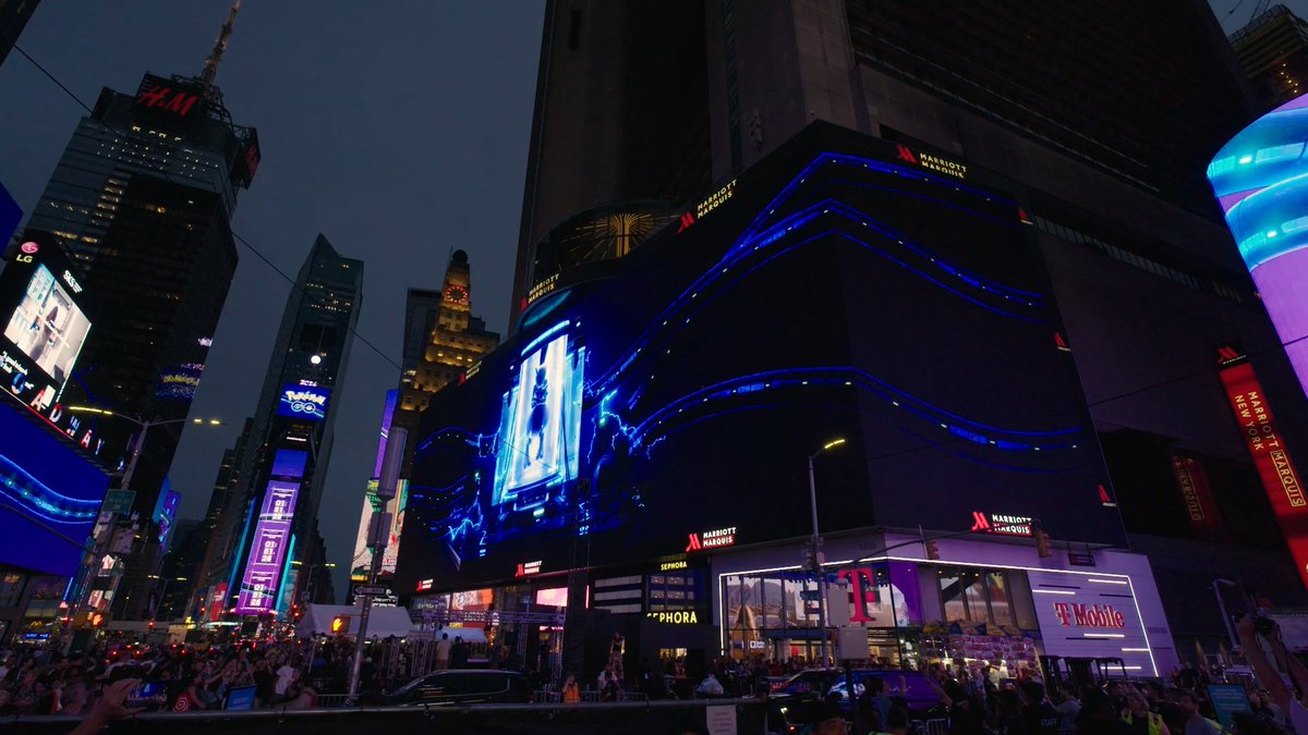 📢🚨Mewtwo has arrived in Times Square! 📍: New York City, USA #PokemonGO10