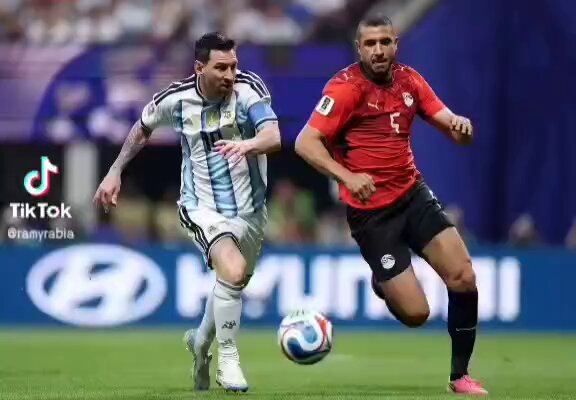 🎥 رامي ربيعة لاعب منتخب مصر عبر تيك توك ينشر صورته مع ميسي و مع هذا الصوت.