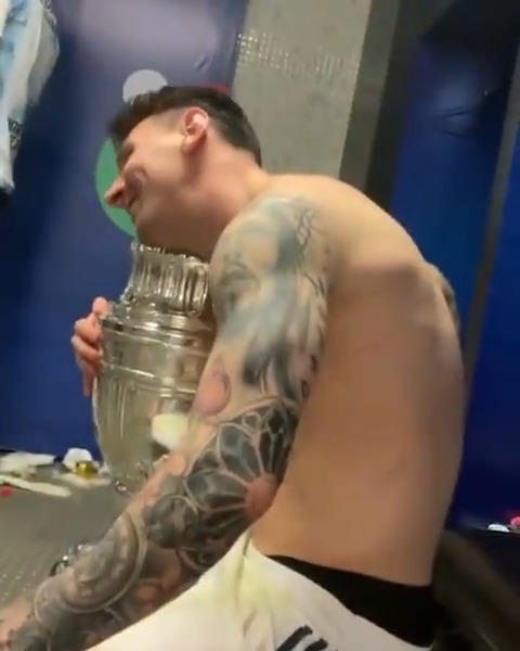 😍🏆 5 años atrás, Maracanazo de la Scaloneta, Argentina ganaba la Copa América luego de 28 años y el momento más emotivo de la noche era este: ¡¡LA FELICIDAD DE LEO MESSI CON LA COPA EN EL VESTUARIO!!
