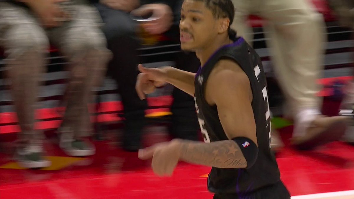 "I wanted him to cut, so I could throw the lob." 🤣 —Darius Acuff Jr. Rook on the mic 🎤