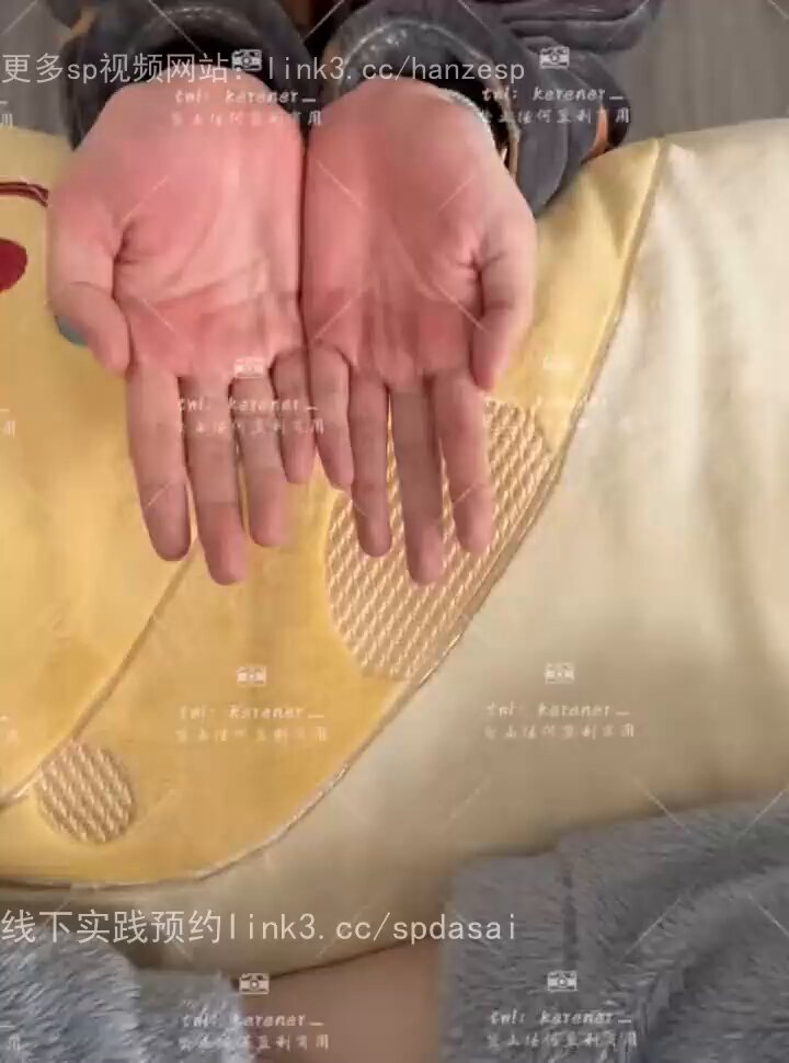 绝世可人儿系列这两天评论区催更的声音好多呀～ 今天直接随手更新4部！ 大家还想看什么玩法、什么系列？快来评论区告诉我吧❤️全系列资源点开主页，联系方式已放好～ #绝世可人儿 #女主女贝 #spanking #打屁股