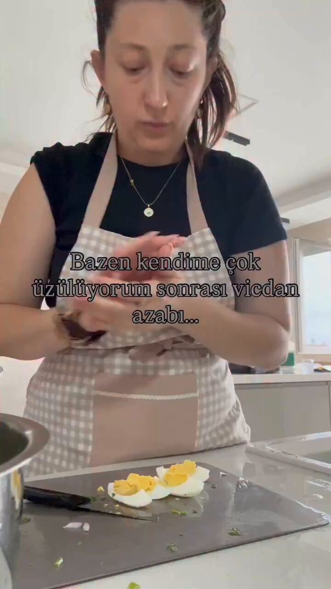 Çocuksuz olduğu zamanları özleyip kendine üzülen kadın: • Az önce eşim çocukları alıp evden çıktı çünkü ben delirdim. • ⁠Fark ettim ki evde bir iş yaparken bile yalnız değilim. Ev işlerini bile en son ne zaman keyifle ve yalnız yaptığımı hatırlamıyorum. • ⁠Deşarj olmak için şarkımı açıp konsantre olarak patates salatası yapacaktım. • ⁠O oradan bir şey istiyor bu buradan bir şey istiyor. En sonunda ben delirdim ve eşim de çocukları alarak dışarı çıktı. • ⁠Bu, bu kadar lüks olmamalı.