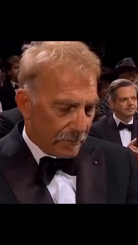 En 1991, Kevin Costner 🇺🇸no solo era el protagonista de El Guardaespaldas, sino también el productor. Tenía claro que el papel de Rachel Marron debía ser para Whitney Houston, a pesar de que ella nunca había actuado. Warner Bros. quería a actrices experimentadas como Julia Roberts o Madonna, pero Costner se negó y retrasó el rodaje un año entero para esperar a que Whitney terminara su gira musical. Whitney estaba aterrorizada por dar el salto al cine. Al notar su inseguridad, Costner le hizo una promesa personal: él la guiaría, la cuidaría y no dejaría que hiciera el ridículo. A cambio, le pidió que no tomara clases de actuación y que fuera ella misma. Cumplió su promesa de tal forma que incluso editó la película personalmente para asegurarse de que los mejores planos resaltaran la belleza y el talento de Whitney. Una de las mayores aportaciones de Costner a la cultura pop fue idea suya: él insistió en que la canción comenzara a capela, sin música. El productor musical Clive Davis y la discográfica se opusieron rotundamente, pensando que la radio jamás pincharía un tema que empezara así. Costner se mantuvo firme porque sabía que la voz desnuda de Whitney rompería el corazón del público. Tuvo razón. Aunque la química en pantalla era innegable, nunca fueron pareja en la vida real. Sin embargo, desarrollaron un vínculo de protección que duró años. Tras el éxito de la película, sus vidas tomaron rumbos distintos, pero siguieron en contacto. Costner reveló años después que le escribía cartas personales a Whitney con frecuencia para recordarle lo valiosa que era y para intentar apoyarla en sus momentos más oscuros y de adicción, aunque no siempre sabía si ella llegaba a leerlas. Tras la trágica muerte de la cantante en 2012, la familia de Whitney (especialmente su prima Dionne Warwick) le pidió a Costner que hablara en el funeral. Inicialmente se resistió, sintiendo que no era digno, pero finalmente aceptó. Dio un discurso histórico de casi 20 minutos donde humanizó a la leyenda, revelando al mundo las profundas inseguridades de Whitney y pronunciando una frase que quedó para la posteridad: "Fuiste tan buena como podías ser. No solo eras lo bastante buena; eras única." Décadas después, Costner sigue recordando a Whitney con una devoción enorme. En entrevistas recientes, el actor ha mirado atrás con nostalgia y ha admitido que lo que sintió por ella fue una forma de amor puro y real: "Ella fue mi gran amor por un momento", confesó, consolidando una de las conexiones más genuinas y respetuosas de la historia de Hollywood.💕