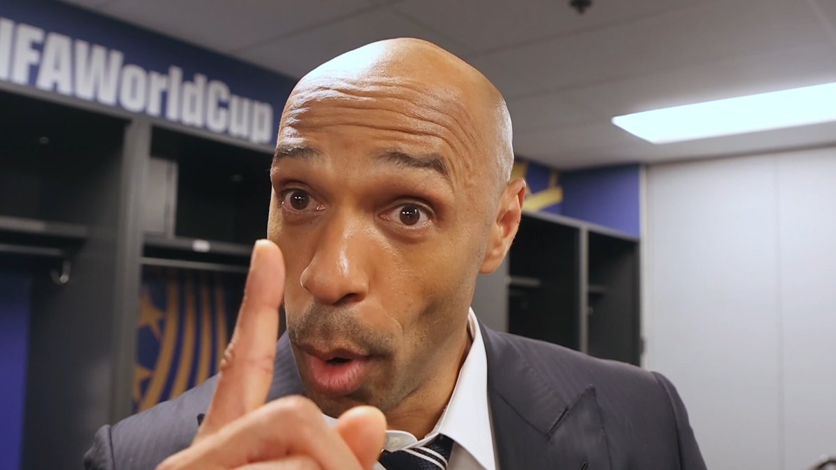 Thierry Henry est venu rendre une petite visite surprise aux Bleus dans le vestiaire 🤗