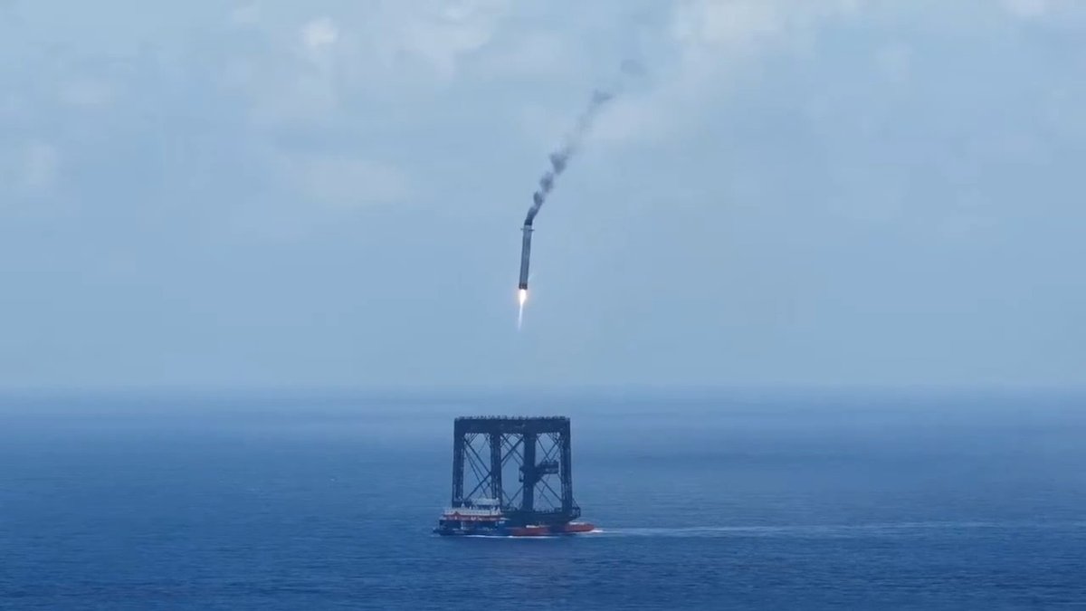 🇨🇳 🚀 Chang Zheng-10B jak parowóz, ale ląduje na platformie Zgodnie z przewidywaniami 2026 to przełom dla chińskich rakiet. Pierwsze udane lądowanie zalicza Chang Zheng-10B. Nie wszystko poszło OK, dym wydobywający się ze szczytu rakiety raczej nie był planowany. 1/7