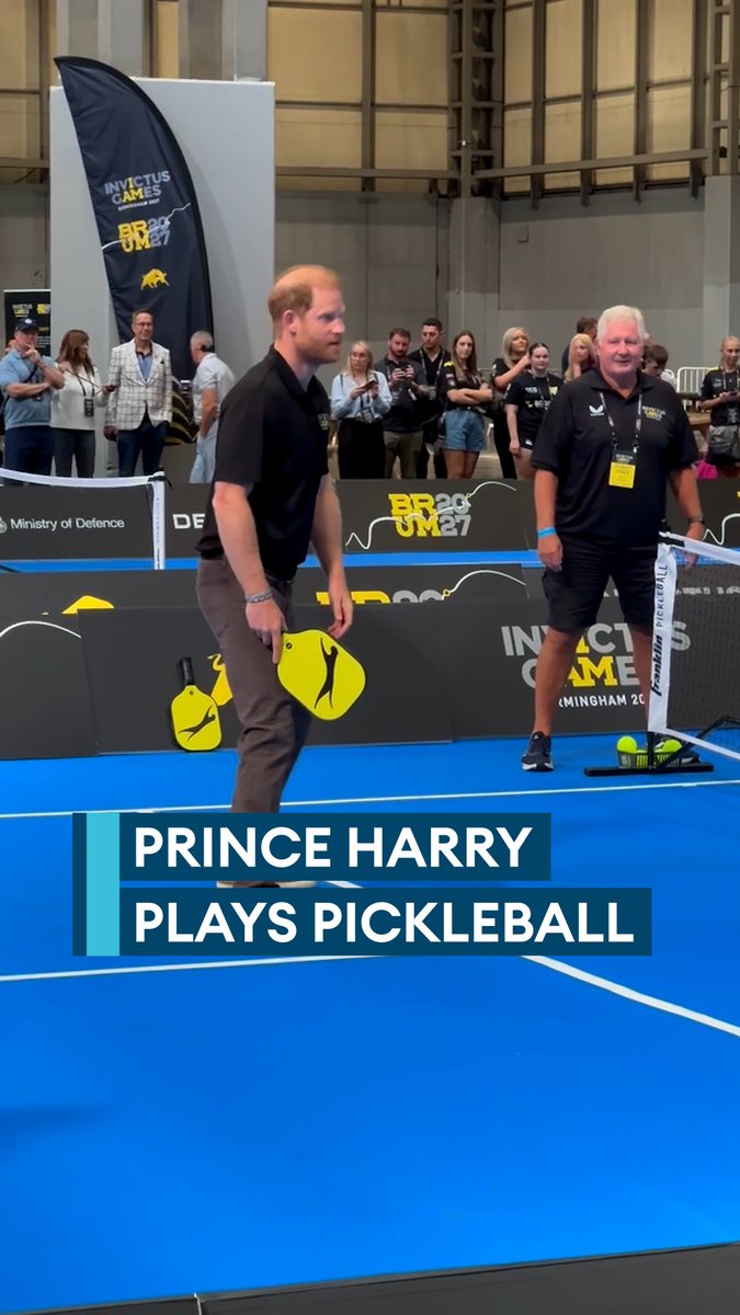 Prince Harry is in a bit of a pickle...🥒🏓 The Duke of Sussex is marking the countdown to Invictus Games Birmingham 2027, meeting injured veterans and trying out some of the new sports set to feature, including pickleball ⚫🟡The Games begin exactly one year from today #IG27 Invictus Games Foundation 💛🖤