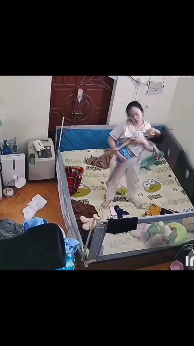 The scene of the mother caring for her sick child to the point of fainting because of her child, making many people feel heartbroken. 😢