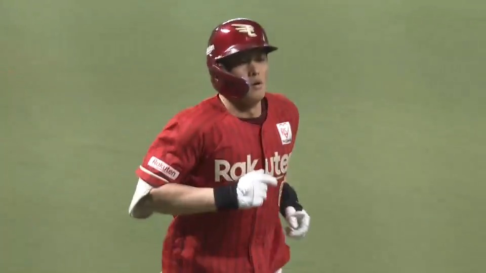 【6回表:H 3-3 E】 同点!! #辰己涼介 選手の打球はスタンドへ! 試合を再び戻すホームラン! ■辰己選手コメント 打ったのはチェンジアップだと思います。 マッカスカーのつもりで打席に入りました。(真剣な表情で) #RakutenEagles #強鷲革新