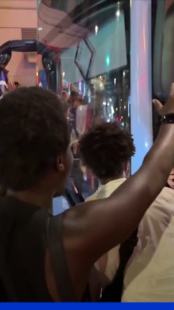Mondial 2026: les Bleus qualifiés en demies, ces Parisiens font une haie d'honneur à un chauffeur de bus