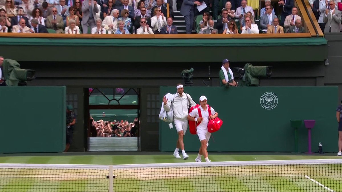 🗣️ "This is the classic David against Goliath." Arthur Fery and Alexander Zverev walk out onto Centre Court to a huge roar 🤩