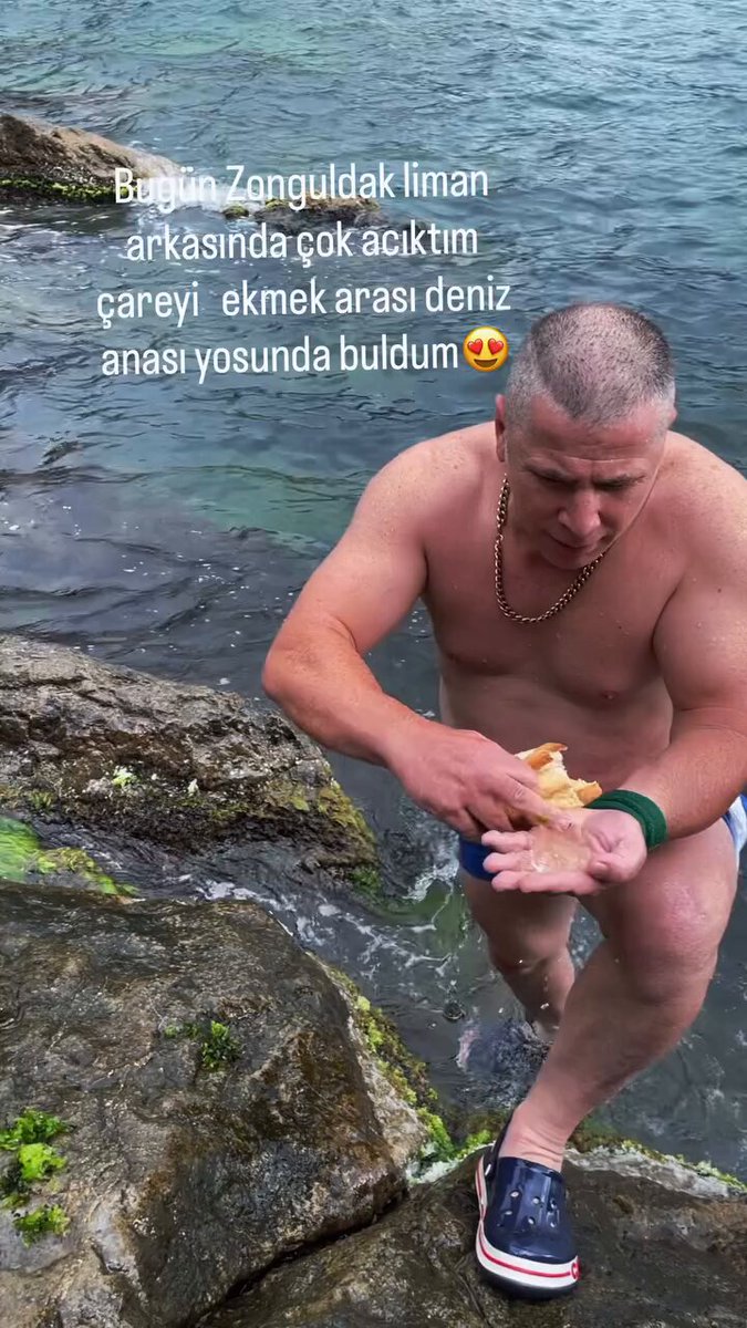 Zonguldak’ta bir vatandaşın, yüzdükten sonra acıkması üzerine ekmek arası denizanası ve yosun yediği anlar: