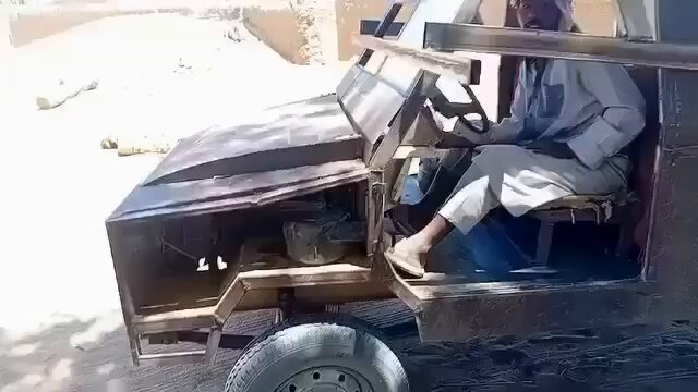 مواطن بمدينة دنقلا يصنع سيارة بمواد محلية.. والله انك مبدع …👏👏