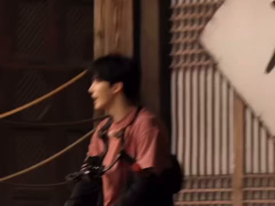ไม่เคยเจอใครวิ่งจนเหนื่อยแล้วหล่อขนาดนี้อะพี่แจมินหล่อมากกกก แล้วอันนี้คือจังหวะพี่แจมินกับเฉินเล่อรอดจากการถูกจับเข้าขัง วิ่งเหนื่อยเกินเลยชวนผีมาพักยกทรศเฉินเล่อเซลฟี่ไป 1 จะบ้า 5555555