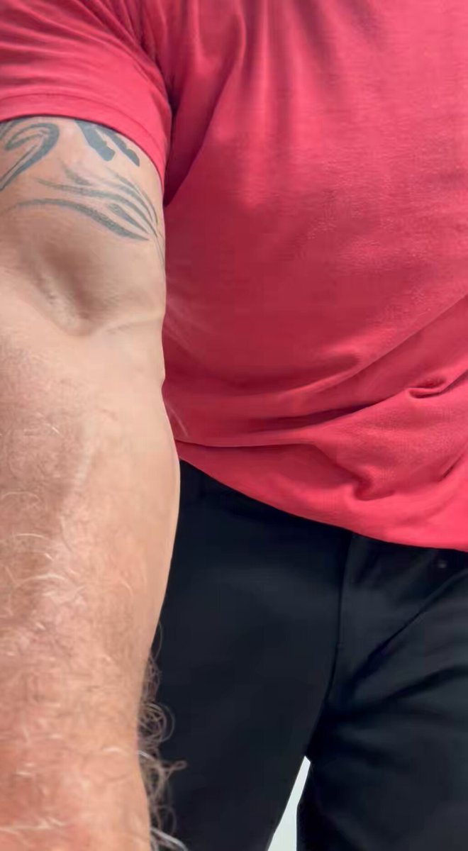 #flexfriday My appetite has been very good lately and I’ve put on some size. I just need to keep it up when I get laid off here at the end of the month to try to meet my end of year goal weight. Pretty funny how I don’t really know anyone else trying to gain weight. If you’re a hard gainer I feel you, keep it up.