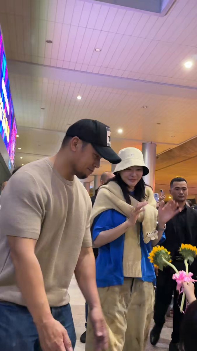 Lucky kid 🥺🥺 #FayeAtom1stFMinHoChiMinhCity #FayeAtom #FayePeraya #AtomPariya #S9TConcert #CDM #FabelEntertainment
