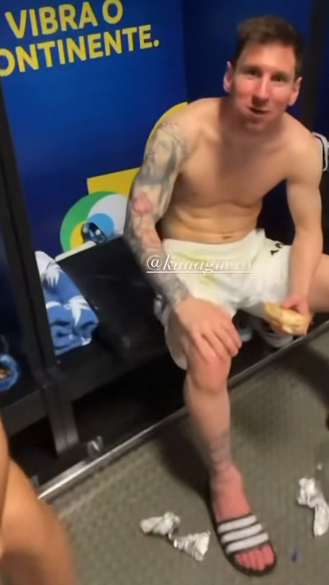 EL KUN EN OFFSIDE Y EL SANGUCHE DE MESSI: se cumple un nuevo aniversario de la Copa América 2021 y recordamos la intimidad de Argentina en el vestuario tras el título. 😅🏆