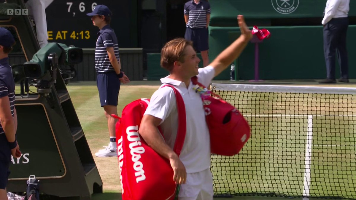 It's a straight sets victory for Alexander Zverev ✅ Arthur Fery leaves Centre Court to a standing ovation 👏