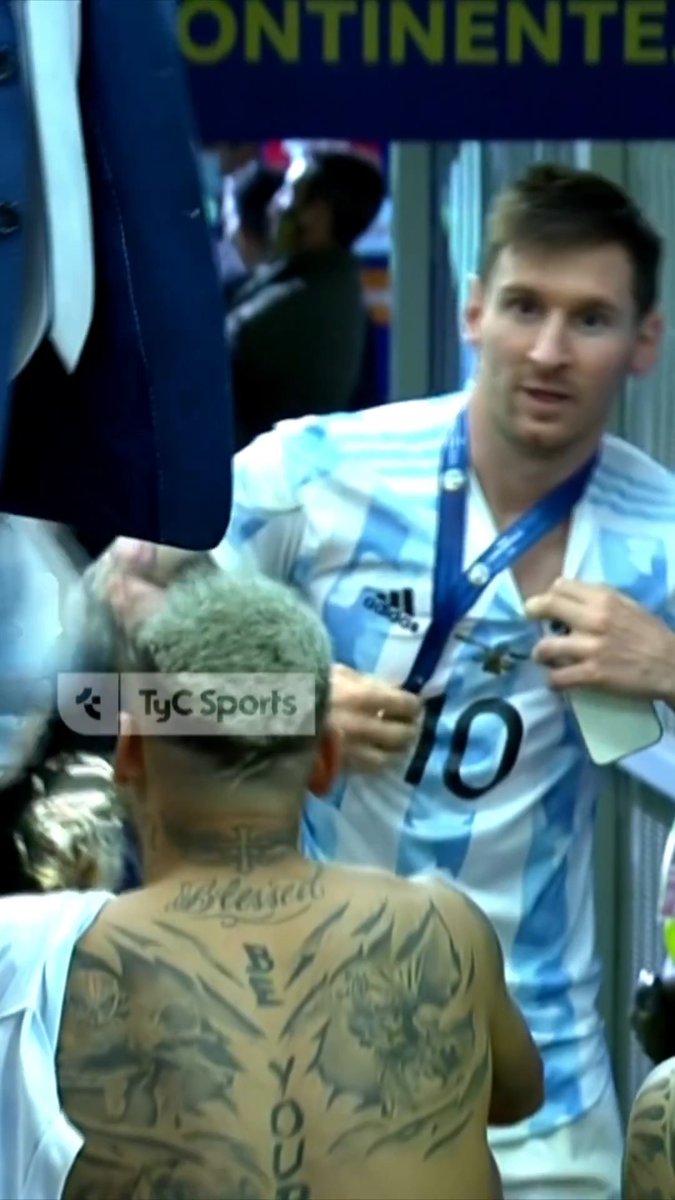 MESSI, NEYMAR Y PAREDES en los pasillos del Maracaná luego del triunfo de Argentina sobre Brasil en la final de la Copa América 2021. Hoy se cumplen cinco años. 🔙🫂💙
