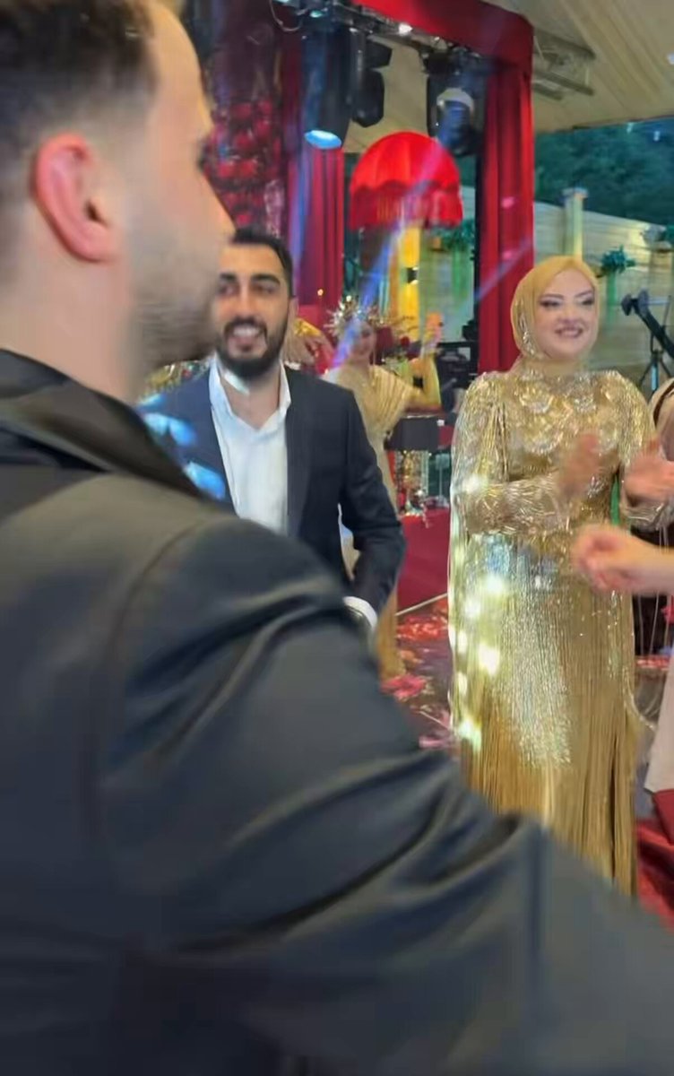 Kadir Ezildi, kardeşinin kına gecesinde eşiyle karşılıklı oynadı! Gecenin en çok konuşulan detayı ise eşinin iddialı kostümü oldu.