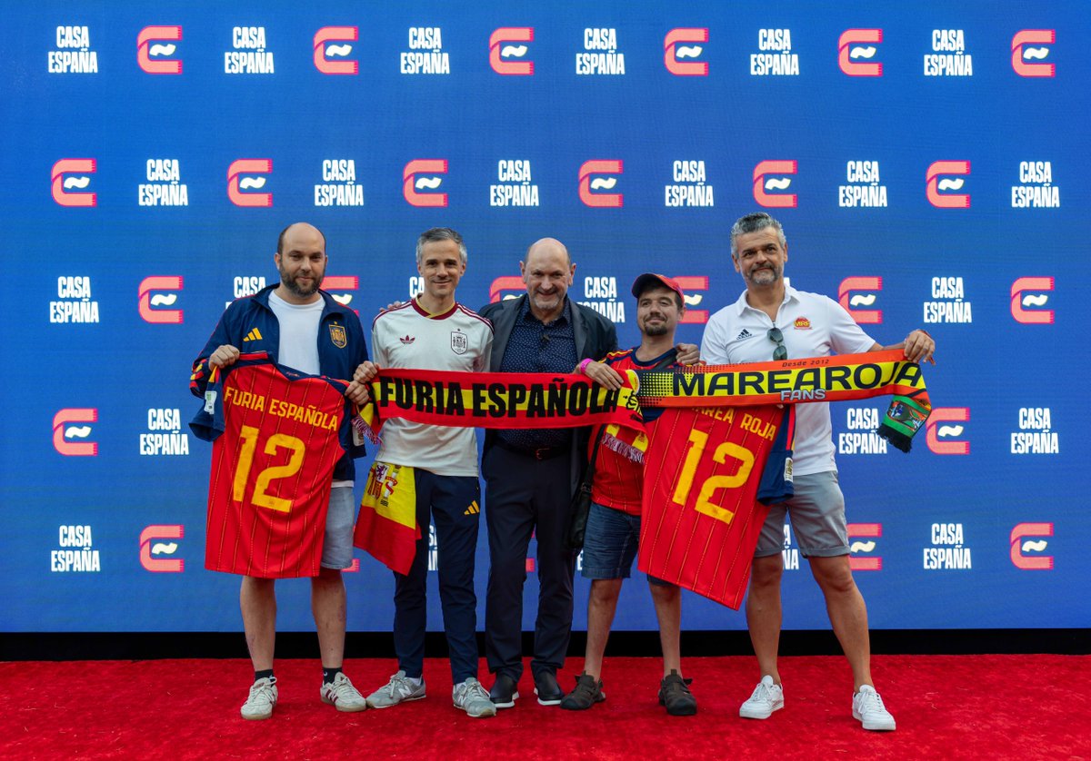 🗣 Rafael Louzán: "𝗚𝗿𝗮𝗰𝗶𝗮𝘀 𝗽𝗼𝗿 𝗰𝗼𝗺𝗽𝗮𝗿𝘁𝗶𝗿 𝗲𝘀𝘁𝗮 𝗴𝗿𝗮𝗻 𝗳𝗮𝗺𝗶𝗹𝗶𝗮 𝗹𝗹𝗮𝗺𝗮𝗱𝗮 @SeFutbol". 🏠🇪🇸 La RFEF homenajea en Casa España a las peñas del equipo de todos horas antes de la eliminatoria mundialista de 1/4 en Los Ángeles. #VamosEspaña