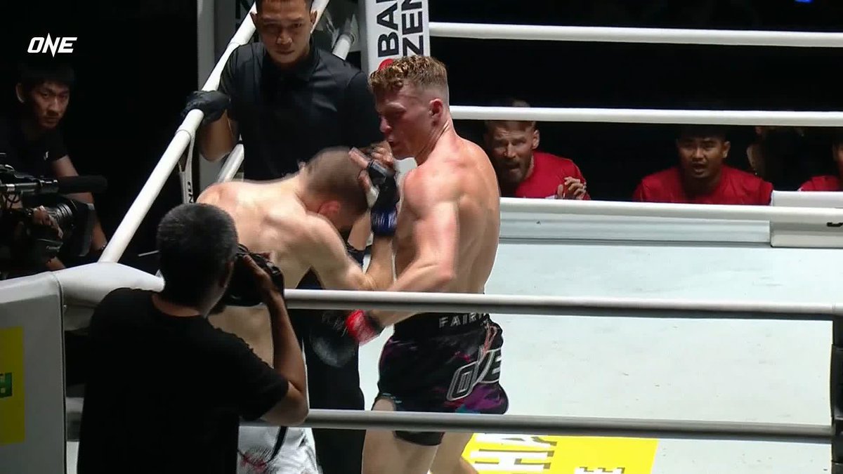 The KO streak continues as Ireland’s Tom Keogh lands a third straight knockout! 🇮🇪💥
