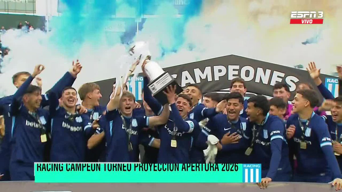 ¡MOMENTO HISTÓRICO PARA RACING! La Academia alzó el trofeo del #TorneoProyección y volvió a gritar campeón en Reserva 63 años después. 📺#DisneyPlus Plan Premium