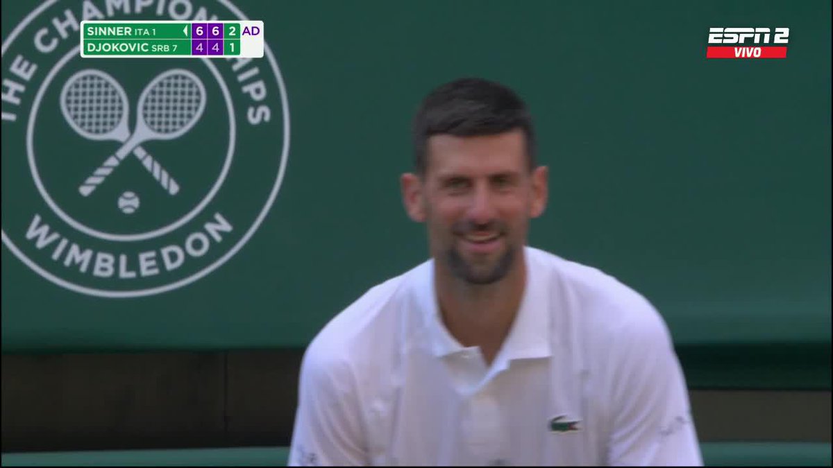 — Espectador: "¡Le puedes ganar!" — Novak Djokovic: "¡Tal vez hace 10 años!" 😂 Jajajaja, Nole es el más grande de todos.