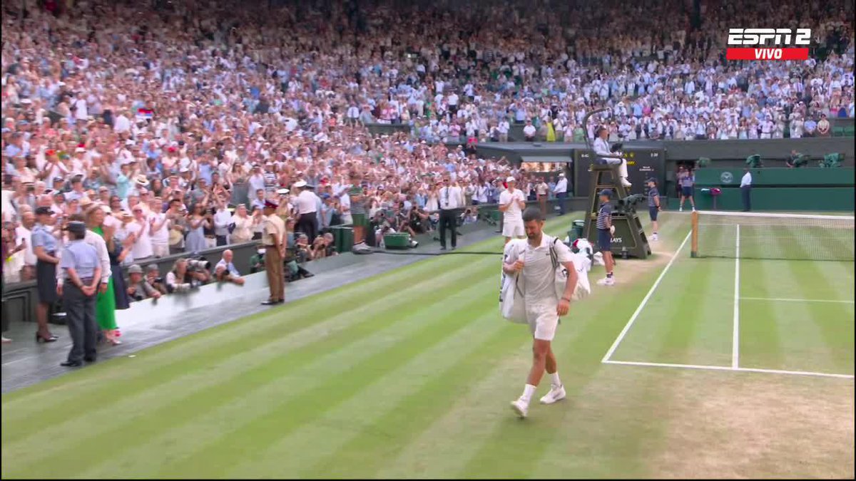 TODOS DE PIE PARA OVACIONAR A NOVAK DJOKOVIC. 🐐👏 📺 Mirá #Wimbledon en el Plan Premium de Disney Plus.