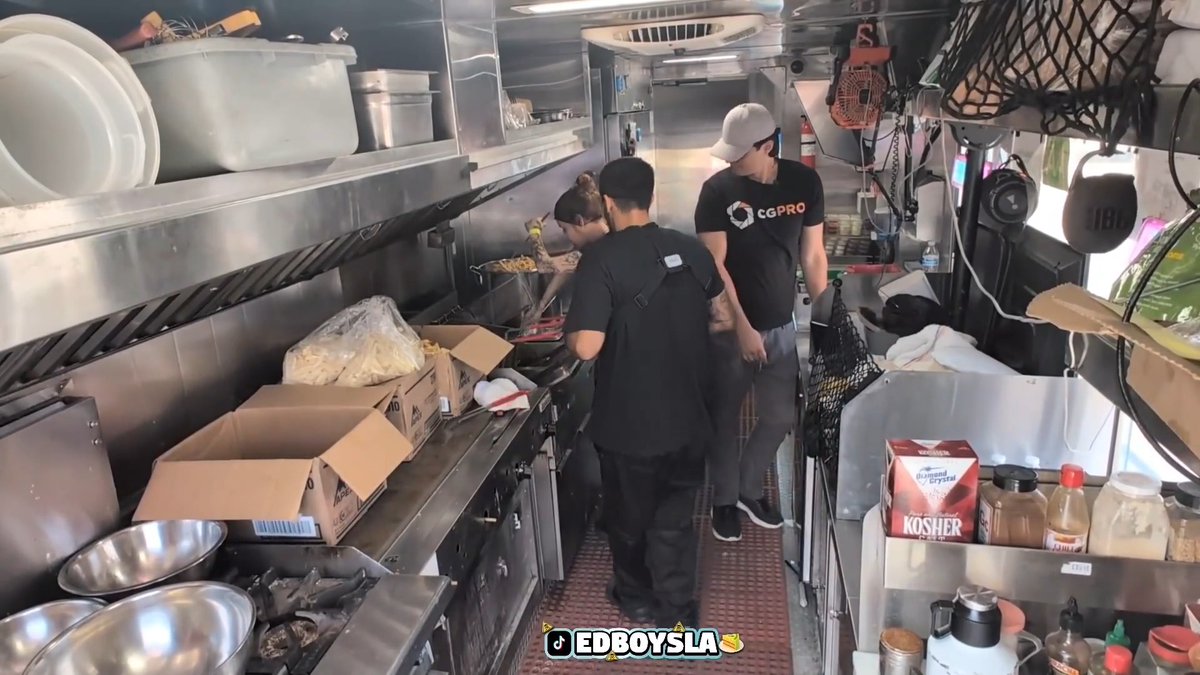 An employee accidentally drops her microphone into the deep fryer during an Edboys stream 😭