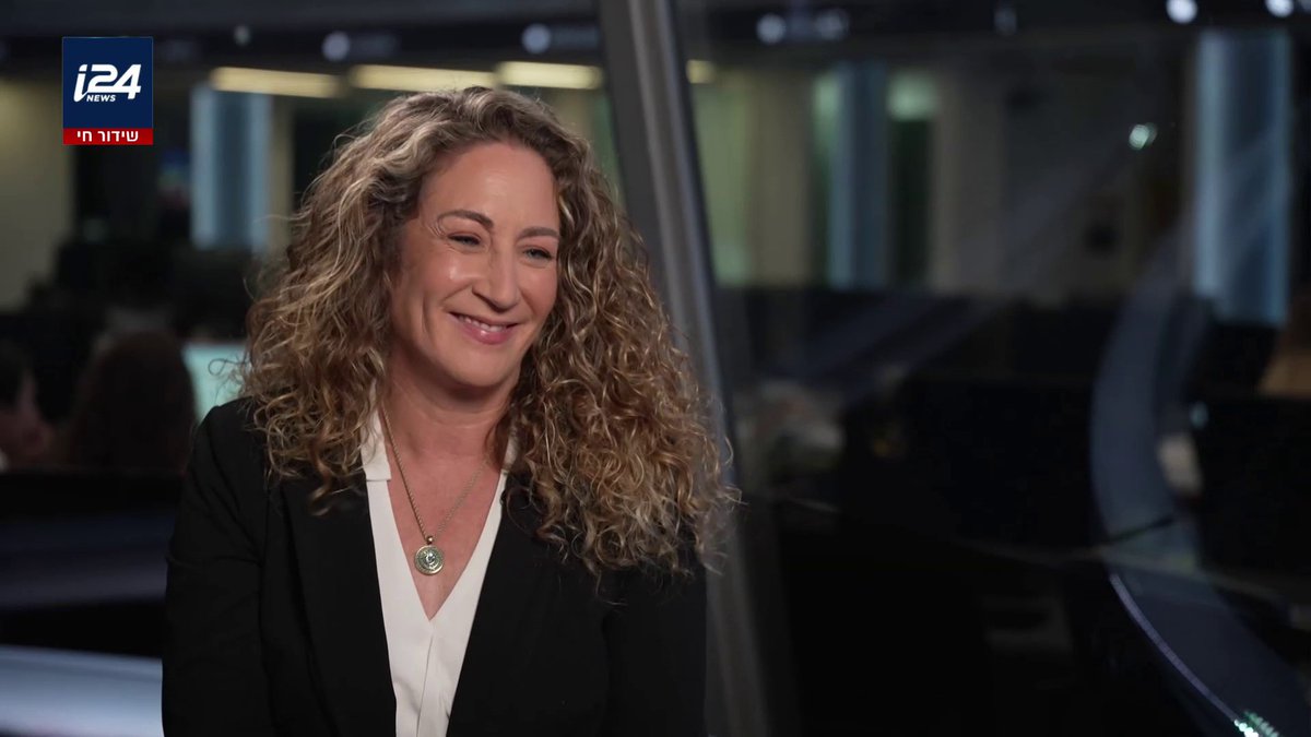 בהתנגשות בין נמרוד שפר לרונן צור, לענבר בזק - חברת מפלגת הדמוקרטים ולשעבר "יש עתיד", לא היה ספק באיזה צד היא. במפגש קצוות שכמוהו עוד לא היה, היא חושפת את הקליקות בתוך "הדמוקרטים", מאוכזבת מיאיר גולן ולמה לדעתה בנט עשה טעות כשחבר ללפיד. מתוך "קבינט שישי" עם Naveh Dromi