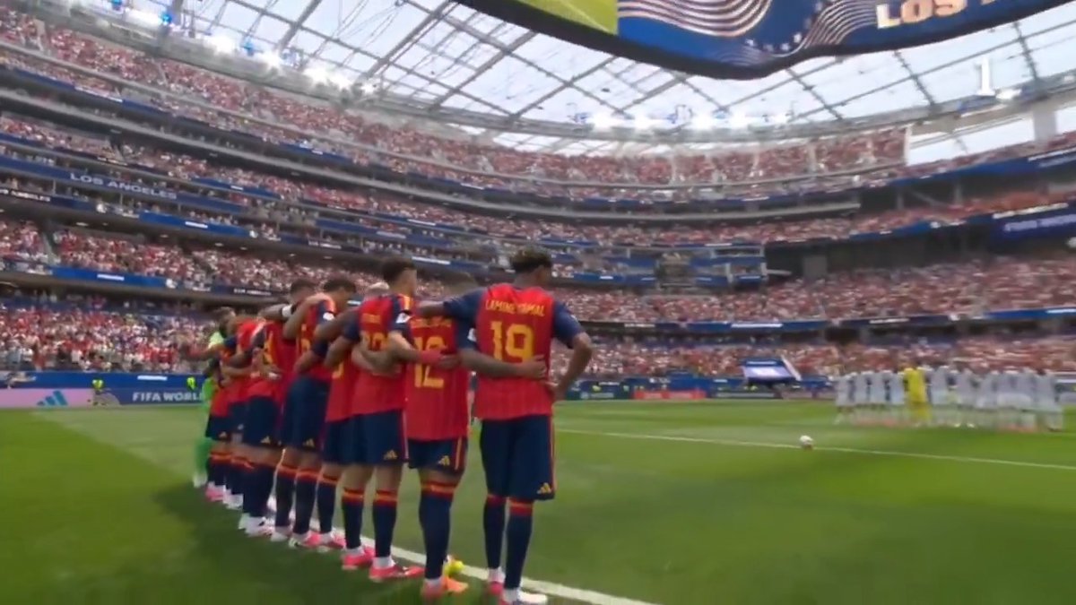 Bonito detalle. 👏👏 Muchas gracias por el respetuoso homenaje que se ha hecho antes del inicio del partido entre España y Bélgica en memoria de las víctimas del #IFLosGallardos. #Andalucía agradece de corazón todas las muestras de cariño que está recibiendo.