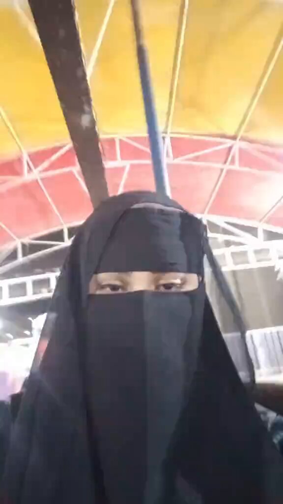 أحملُ من البراءةِ أجملَ صورها وأمضي كغزالٍ في الفلا حرّةً فاتنةً لا يُشبهني أحد