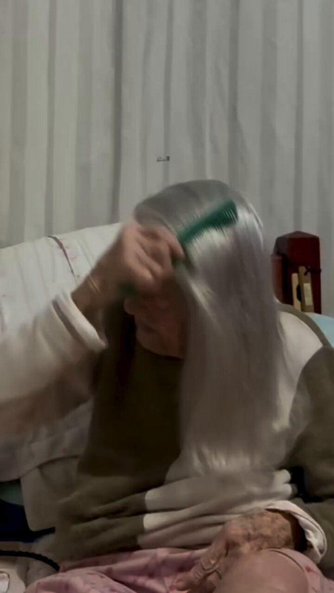 ver a carinha dela se olhando com o cabelo longo é a coisa mais preciosa 🥹