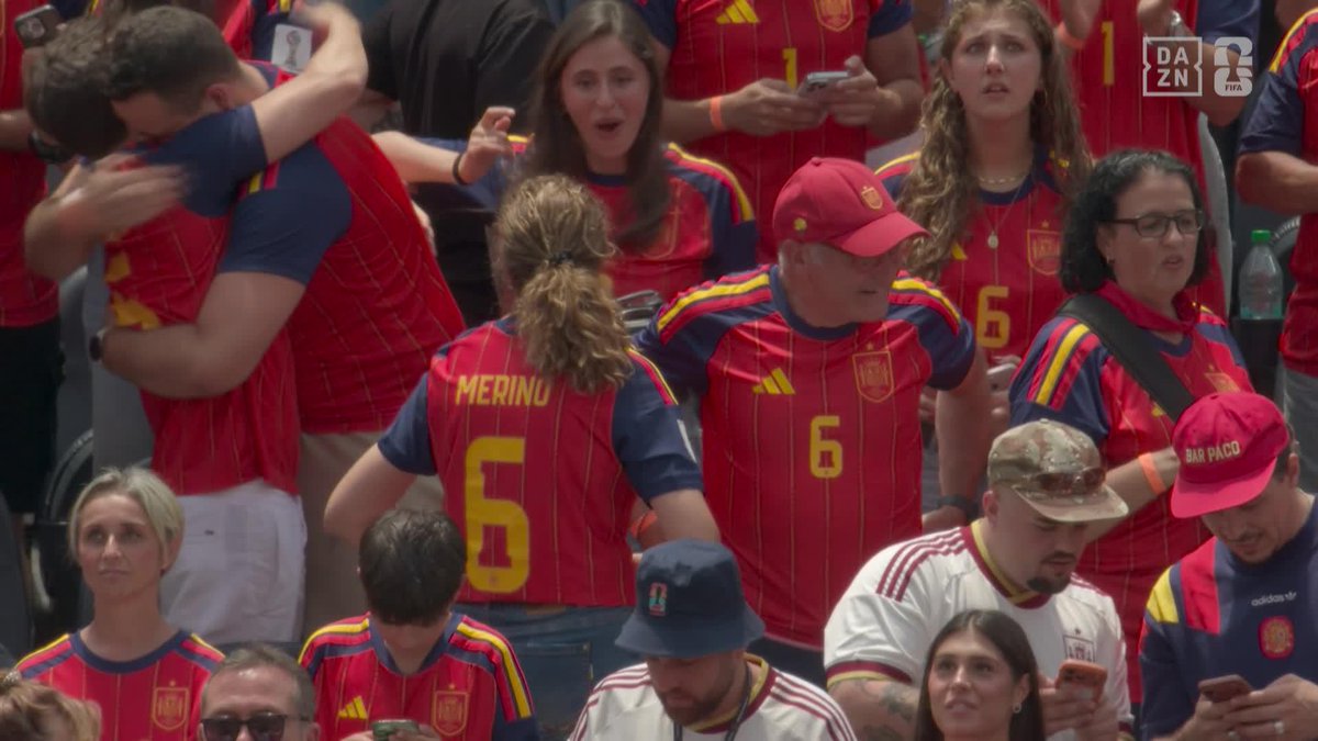 LOS PADRES DE ESPAÑA 🇪🇸 LOS PADRES DE MIKEL MERINO 😍 #DAZNMundial