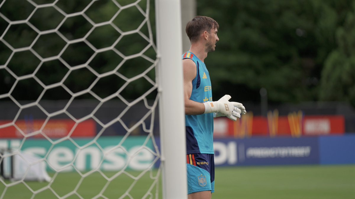 Los entrenamientos de España con Fabián Ruiz de portero y David Raya de delantero. Son una piña, nos van a dar la segunda.