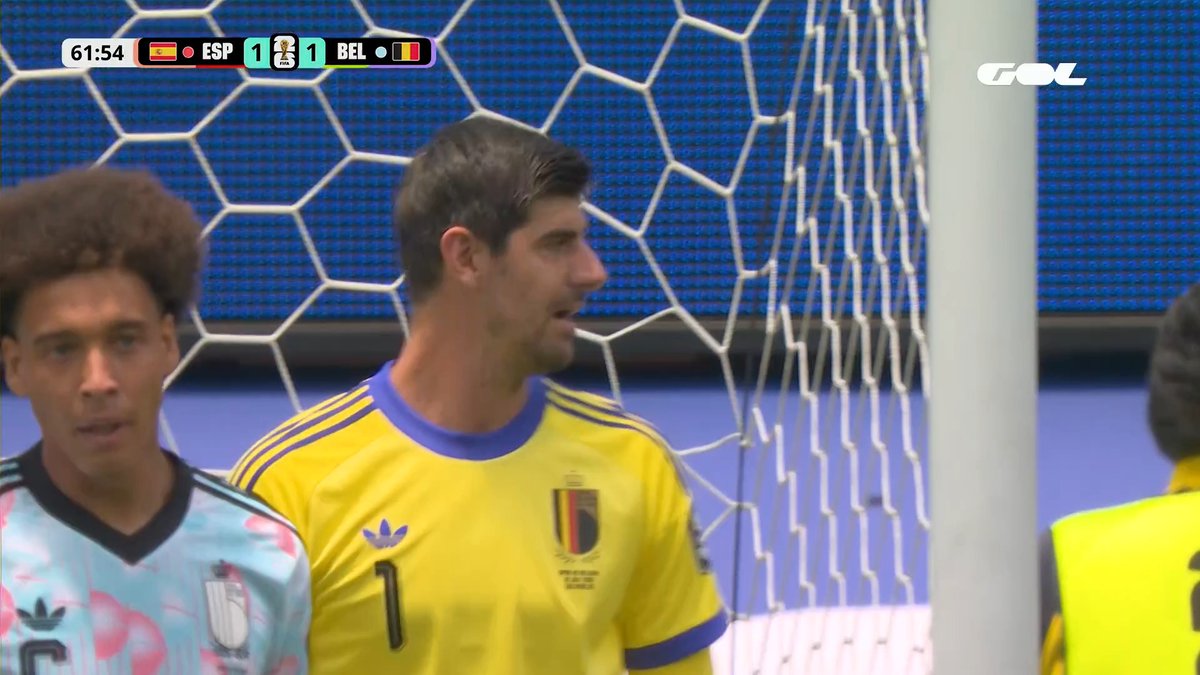 Parada abajo para negarle el gol a Oyarzabal. Hasta la lesión Courtois estaba siendo una pesadilla para España 😈