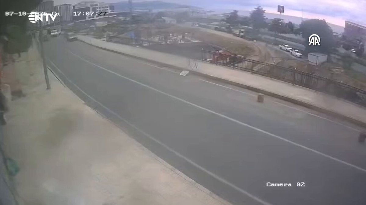 🔵 Rize'de bir yurt inşaatı sırasında, istinat duvarı ve yol çöktü.