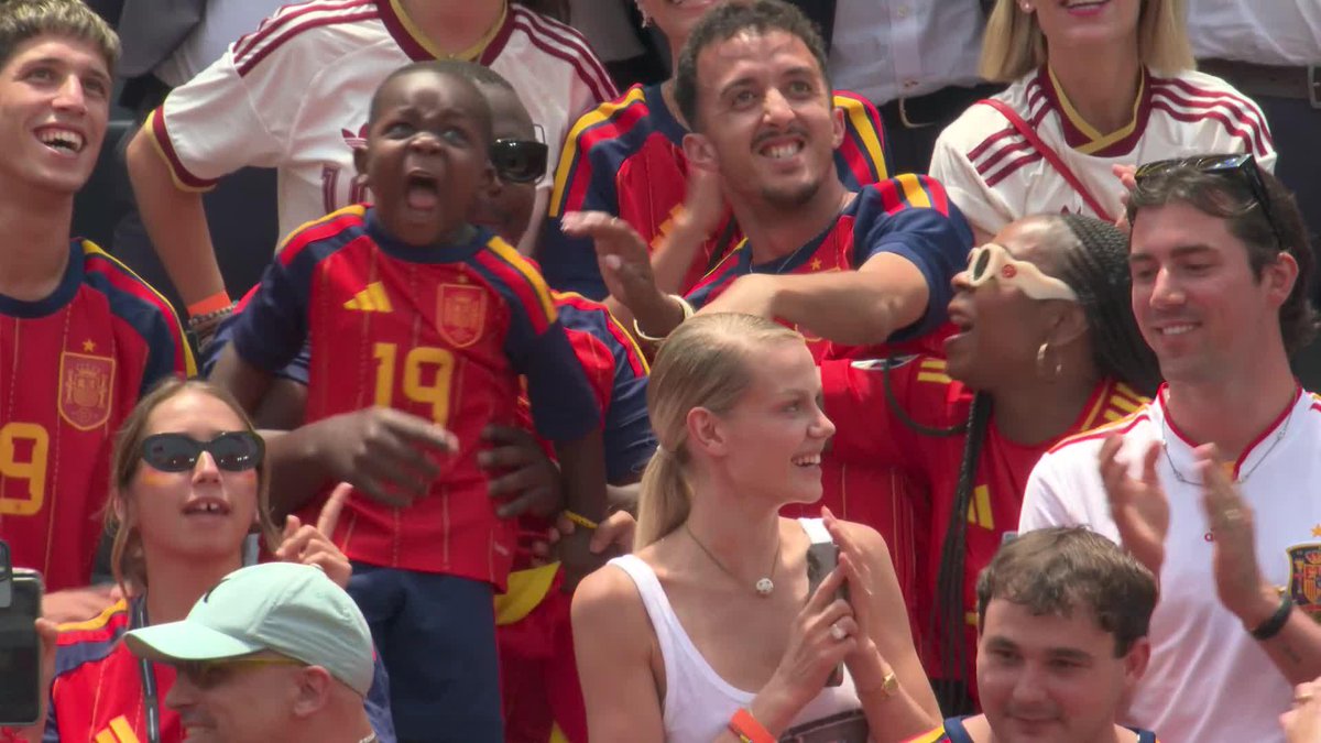😅🇪🇸 Lamine Yamal mirando a su HERMANITO POR LA PANTALLA luego del triunfo.