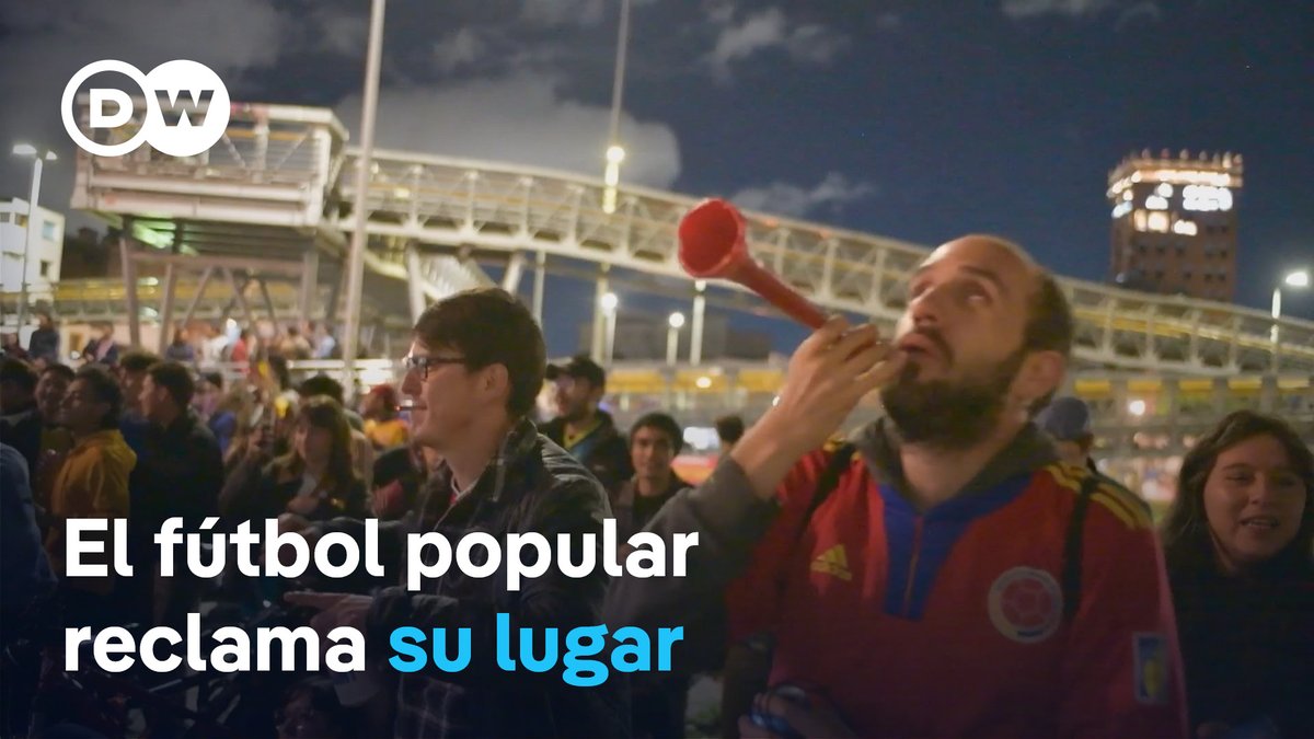 La pasión toma las calles: jóvenes reivindican el fútbol popular frente al negocio mundialista Mientras la FIFA proyecta ganancias récord y el Mundial 2026 se perfila como uno de los más costosos para los aficionados, grupos de jóvenes en Bogotá convierten el espacio público en una tribuna abierta para todos. Con pantallas comunitarias y acceso gratuito a los partidos, defienden el derecho de los hinchas populares a vivir la emoción del fútbol sin barreras económicas.