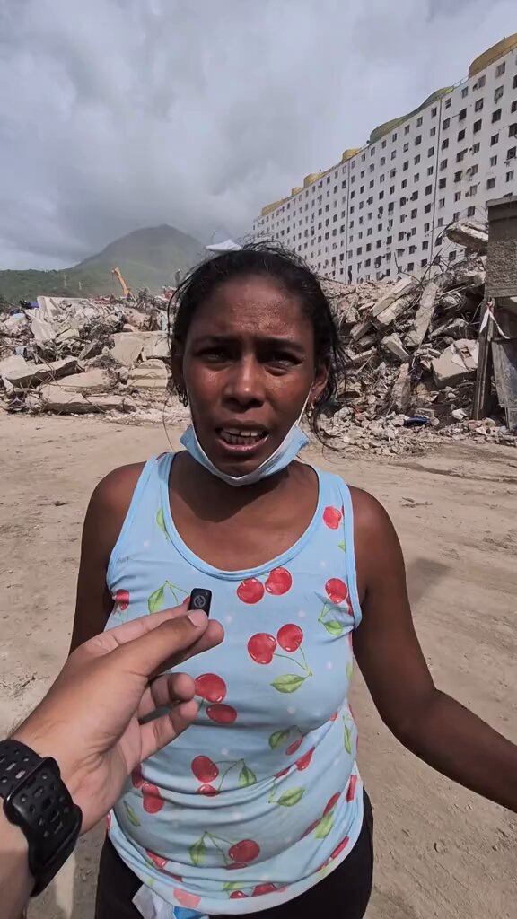 LA AYUDA LLEGO TARDE🚨 Esto es lo que se escucha una y otra vez😔 16 días después aún hay personas solo con sus manos tratando de conseguir el cuerpo de sus seres queridos😔💔🇻🇪
