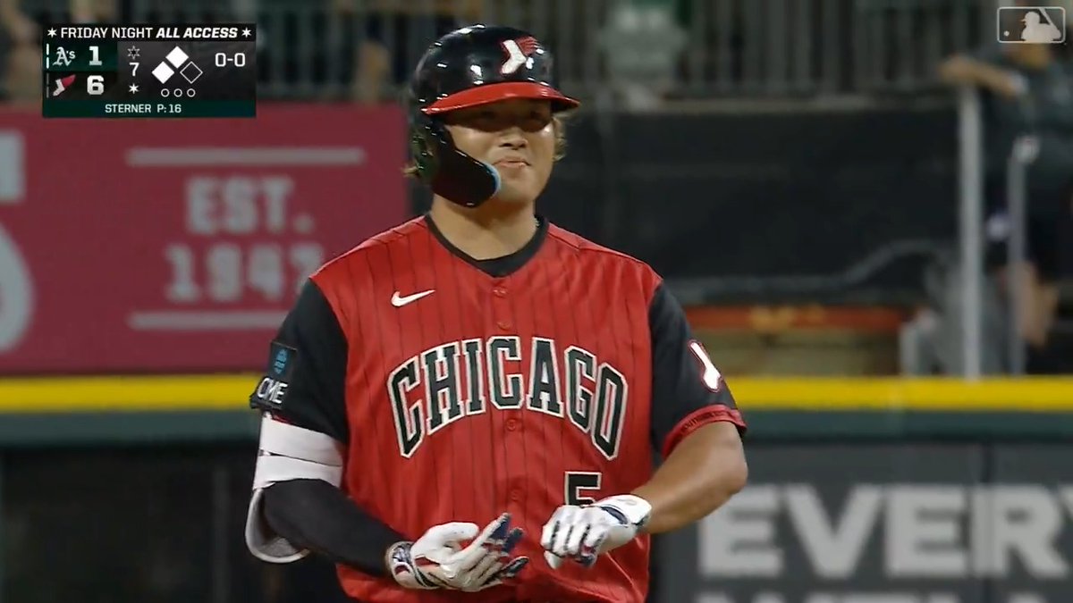 😤 #村上宗隆 帰還!復帰初日にタイムリーツーベース!! 初球のストレートを打ってライトへ! 一塁走者のアントナッチが生還! 👉️その後、バルガスもタイムリーで続き、村上が生還!スコアは8-1に!地区首位を争う #ホワイトソックス を後押しする村上の活躍に期待! #日本人選手情報